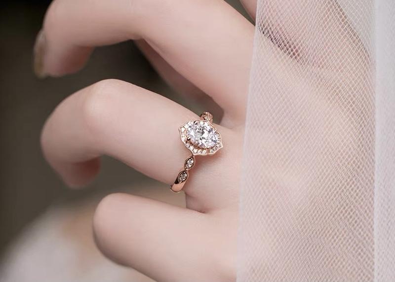 Oval Vintage Graduated Halo Moissanite Engagement Ring